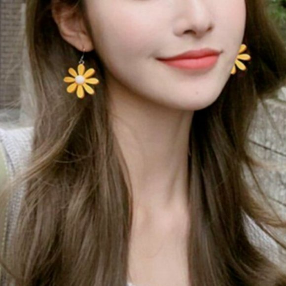 New Retro 60s Inspired GoGo Mod Boho‎ Yellow Resin Daisy Drop Pair Of Earrings - Picture 3 of 5